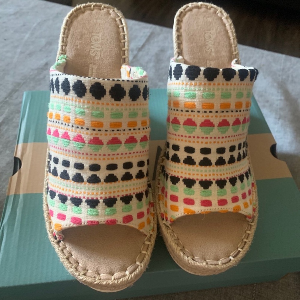 TOMS wedges brand new size 8